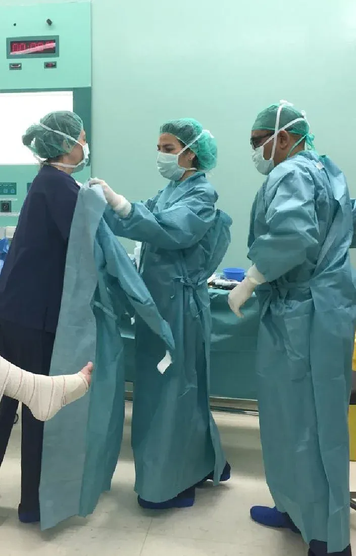 doctores preparándose para quirófano 
